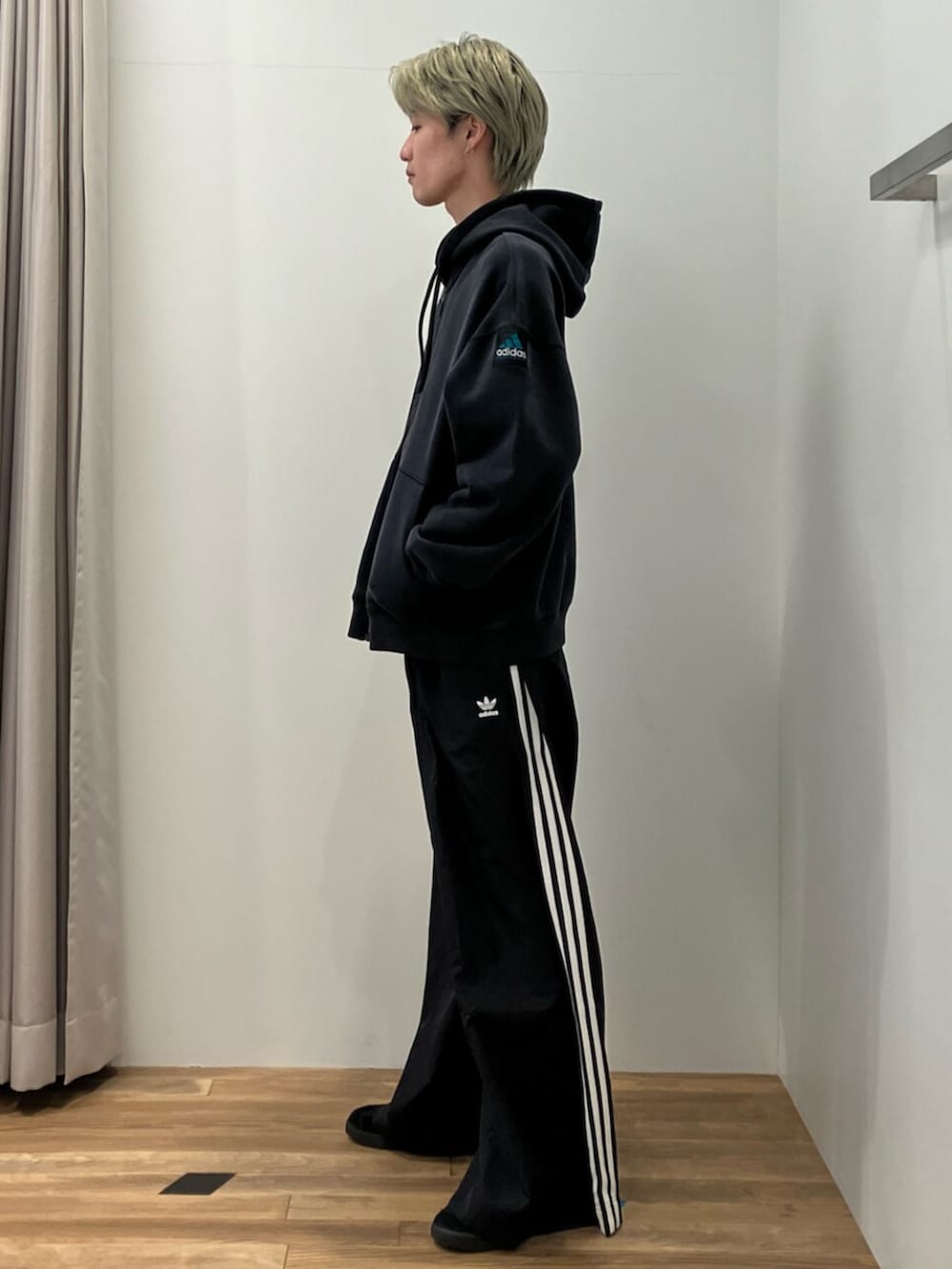 「スニーカー、パーカー、adidas、ワイドパンツ、トラックパンツ、adidas originals、EQUIPMENT、フルジップパーカー、ガゼル、EQT」｜「adidasのガゼル [GAZELLE] オリジナルス（スニーカー、ブラック系）」を使った、KSさん（メンズ・172cm）の冬コーディネートの2枚目の写真