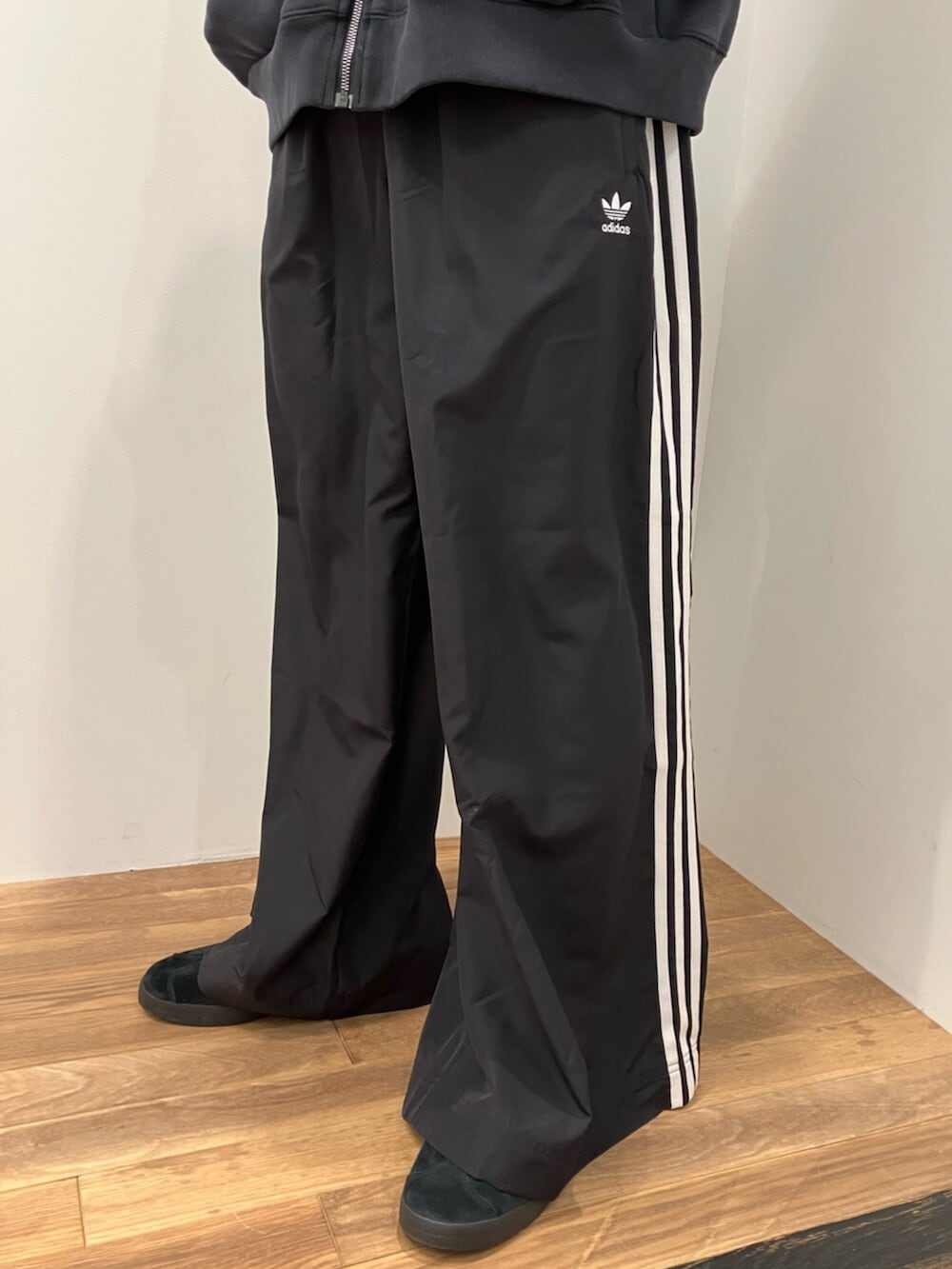 「スニーカー、パーカー、adidas、ワイドパンツ、トラックパンツ、adidas originals、EQUIPMENT、フルジップパーカー、ガゼル、EQT」｜「adidasのガゼル [GAZELLE] オリジナルス（スニーカー、ブラック系）」を使った、KSさん（メンズ・172cm）の冬コーディネートの3枚目の写真