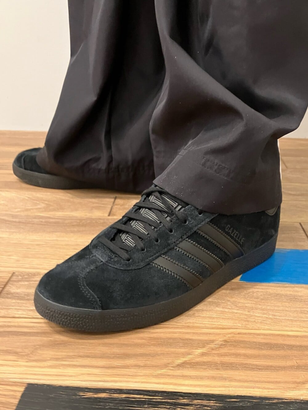 「スニーカー、パーカー、adidas、ワイドパンツ、トラックパンツ、adidas originals、EQUIPMENT、フルジップパーカー、ガゼル、EQT」｜「adidasのガゼル [GAZELLE] オリジナルス（スニーカー、ブラック系）」を使った、KSさん（メンズ・172cm）の冬コーディネートの4枚目の写真