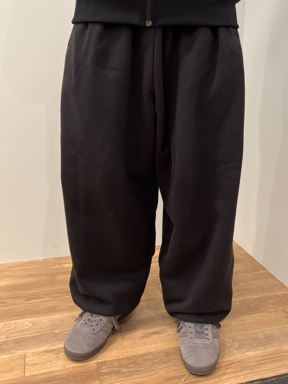 「スウェットパンツ、スニーカー、adidas、ジャージ、アディダス、adidas originals、アディダスオリジナルス、ジョガーパンツ、トラックトップ、ガゼル」｜「adidasのプレミアム エッセンシャルズ ワンサイズフィッツモースト ジョガーパンツ / アディダスオリジナルス adidas Originals（スウェットパンツ、ブラック系）」を使った、KSさん（メンズ・172cm）の冬コーディネートの2枚目の写真