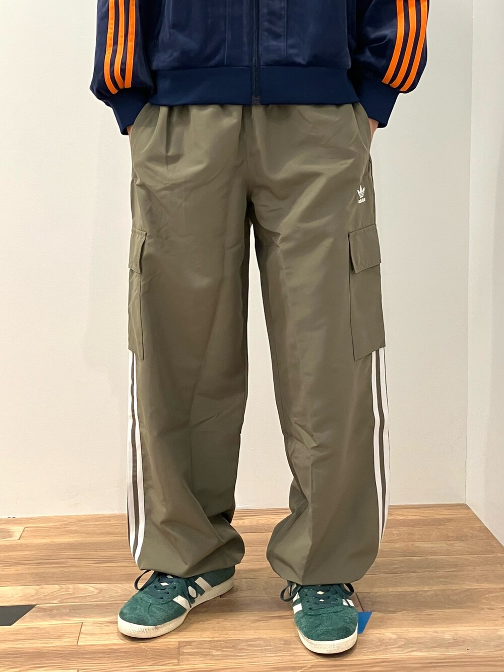 「スニーカー、adidas、カーゴパンツ、アディダス、ベロア、adidas originals、アディダスオリジナルス、トラックトップ、アディカラー、ガゼル」｜「adidasの70s ベロア トラックトップ（ジャージ、ブルー系）」を使った、KSさん（メンズ・172cm）の秋コーディネートの2枚目の写真