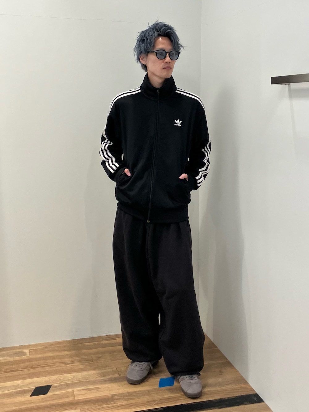 「スウェットパンツ、スニーカー、adidas、ジャージ、アディダス、adidas originals、アディダスオリジナルス、ジョガーパンツ、トラックトップ、ガゼル」｜「adidasのプレミアム エッセンシャルズ ワンサイズフィッツモースト ジョガーパンツ / アディダスオリジナルス adidas Originals（スウェットパンツ、ブラック系）」を使った、KSさん（メンズ・172cm）の冬コーディネートの3枚目の写真