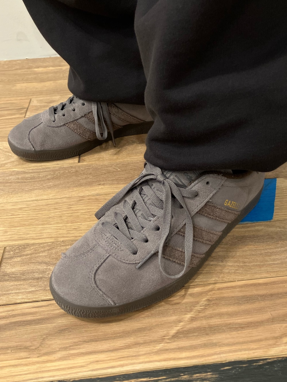 「スウェットパンツ、スニーカー、adidas、ジャージ、アディダス、adidas originals、アディダスオリジナルス、ジョガーパンツ、トラックトップ、ガゼル」｜「adidasのプレミアム エッセンシャルズ ワンサイズフィッツモースト ジョガーパンツ / アディダスオリジナルス adidas Originals（スウェットパンツ、ブラック系）」を使った、KSさん（メンズ・172cm）の冬コーディネートの4枚目の写真