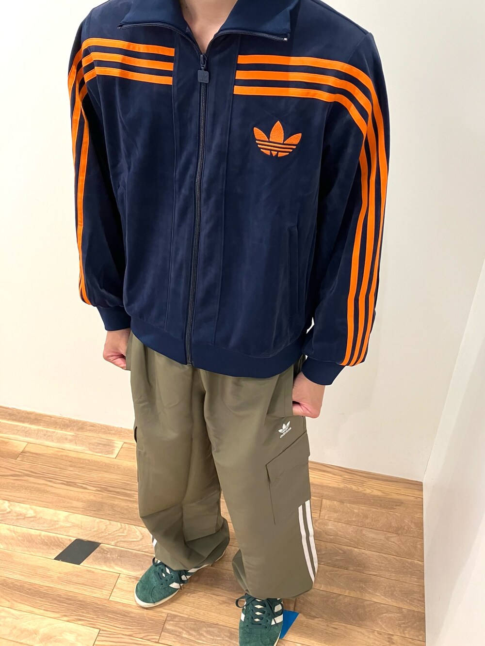 「スニーカー、adidas、カーゴパンツ、アディダス、ベロア、adidas originals、アディダスオリジナルス、トラックトップ、アディカラー、ガゼル」｜「adidasの70s ベロア トラックトップ（ジャージ、ブルー系）」を使った、KSさん（メンズ・172cm）の秋コーディネートの3枚目の写真