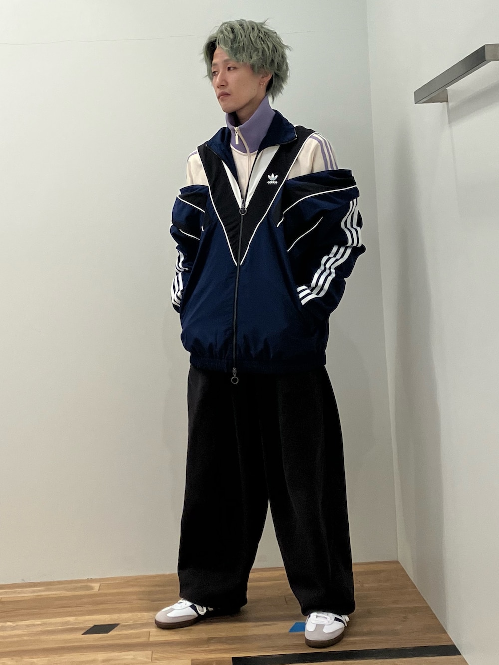 「スニーカー、ジャケット、adidas、ジャージ、アディダス、adidas originals、トラックジャケット、サンバ、トラックトップ、rasant」｜「adidasのRasant カットライン トラックトップ / ジャージ / アディダスオリジナルス adidas Originals（ジャージ、ブルー系）」を使った、KSさん（メンズ・172cm）の冬コーディネートの2枚目の写真