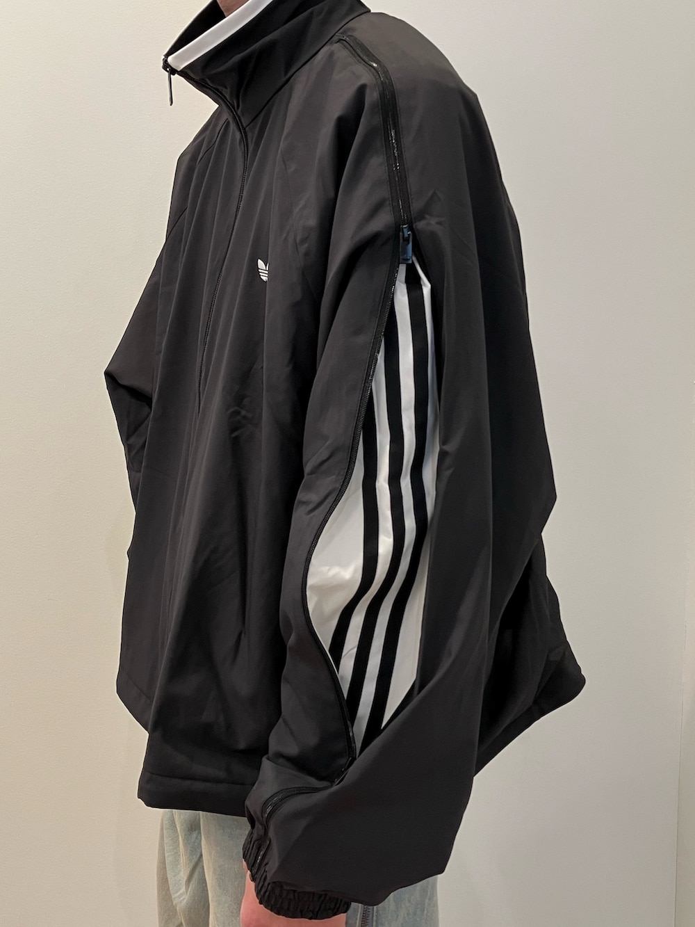「スニーカー、デニム、adidas、アディダス、adidas originals、アディダスオリジナルス、スーパースター、トラックトップ、adilenium」｜「adidasのWOVEN TT ZIP / アディダスオリジナルス adidas Originals（ナイロンジャケット、ブラック系）」を使った、KSさん（メンズ・172cm）の冬コーディネートの2枚目の写真