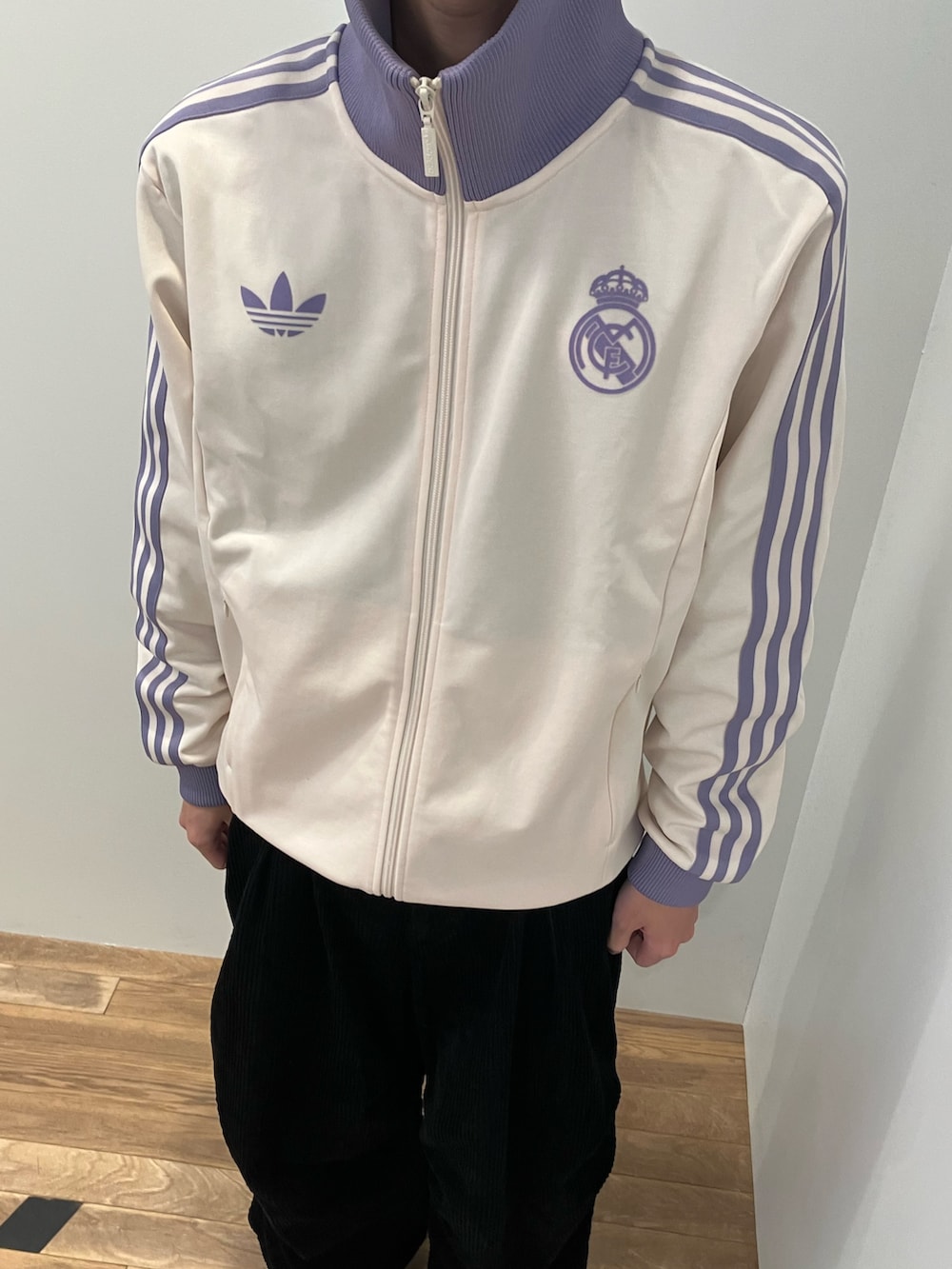 「スニーカー、adidas、ジャージ、アディダス、adidas originals、アディダスオリジナルス、サンバ、トラックトップ、レアル・マドリード」｜「adidasのレアル・マドリード トラックトップ / ジャージ / アディダスオリジナルス adidas Originals（ジャージ、ホワイト系）」を使った、KSさん（メンズ・172cm）の冬コーディネートの2枚目の写真