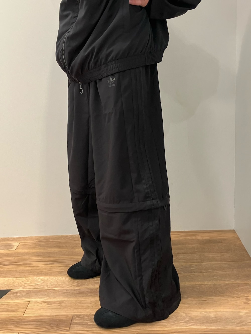 「ジャケット、アウター、セットアップ、adidas、ジャージ、ビーニー、トラックパンツ、adidas originals、トラックトップ、アディカラー」｜「adidasのRasant カットライン トラックトップ / ジャージ / アディダスオリジナルス adidas Originals（ジャージ、ブラック系）」を使った、KSさん（メンズ・172cm）の冬コーディネートの3枚目の写真