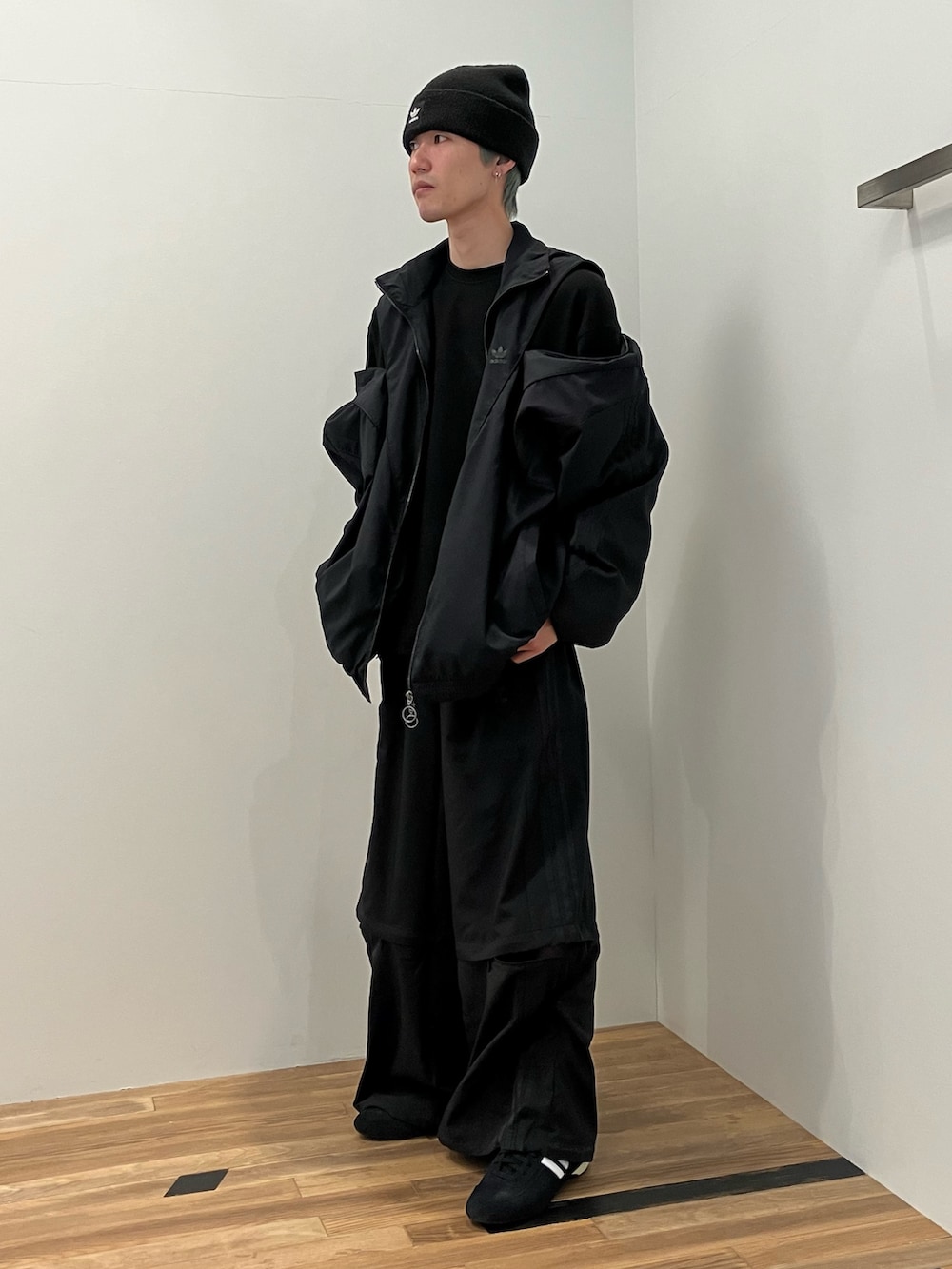 「ジャケット、アウター、セットアップ、adidas、ジャージ、ビーニー、トラックパンツ、adidas originals、トラックトップ、アディカラー」｜「adidasのRasant カットライン トラックトップ / ジャージ / アディダスオリジナルス adidas Originals（ジャージ、ブラック系）」を使った、KSさん（メンズ・172cm）の冬コーディネートの2枚目の写真