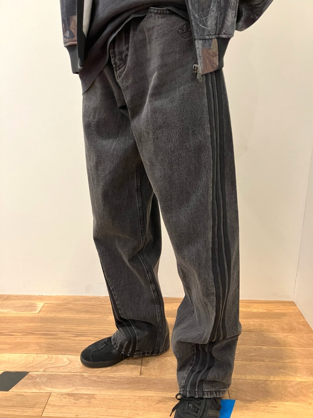 ブラック系のスニーカー、ブラック系のパーカー、ブラック系のデニムパンツを着用したメンズの冬コーディネートの3枚目の写真