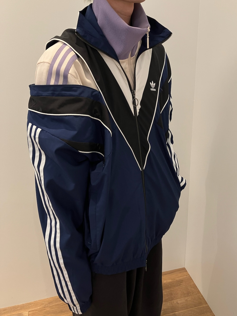 「スニーカー、ジャケット、adidas、ジャージ、アディダス、adidas originals、トラックジャケット、サンバ、トラックトップ、rasant」｜「adidasのRasant カットライン トラックトップ / ジャージ / アディダスオリジナルス adidas Originals（ジャージ、ブルー系）」を使った、KSさん（メンズ・172cm）の冬コーディネートの3枚目の写真