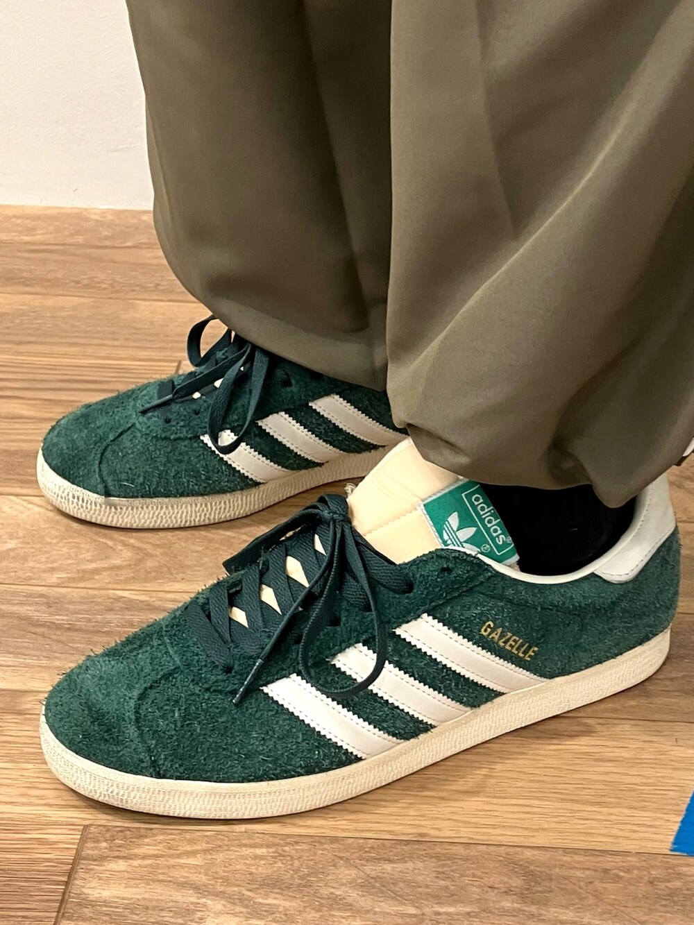「スニーカー、adidas、カーゴパンツ、アディダス、ベロア、adidas originals、アディダスオリジナルス、トラックトップ、アディカラー、ガゼル」｜「adidasの70s ベロア トラックトップ（ジャージ、ブルー系）」を使った、KSさん（メンズ・172cm）の秋コーディネートの4枚目の写真
