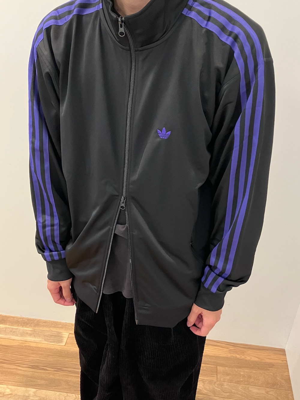 「スニーカー、adidas、ジャージ、アディダス、adidas originals、トラックジャケット、アディダスオリジナルス、ベッケンバウアー、トラックトップ、ライバルリー」｜「adidasのライバルリー ロー / Rivalry Low（シューズ、ブルー系）」を使った、KSさん（メンズ・172cm）の秋コーディネートの2枚目の写真