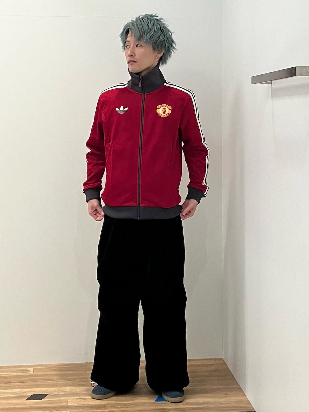 「スニーカー、アウター、adidas、ジャージ、アディダス、adidas originals、アディダスオリジナルス、トラックトップ、パデッドジャケット、ハンドボールスペツィアル」｜「adidasのジャケット NEW PAD JKT / アディダスオリジナルス adidas Originals（ダウンジャケット/コート、ブラック系）」を使った、KSさん（メンズ・172cm）の冬コーディネートの2枚目の写真