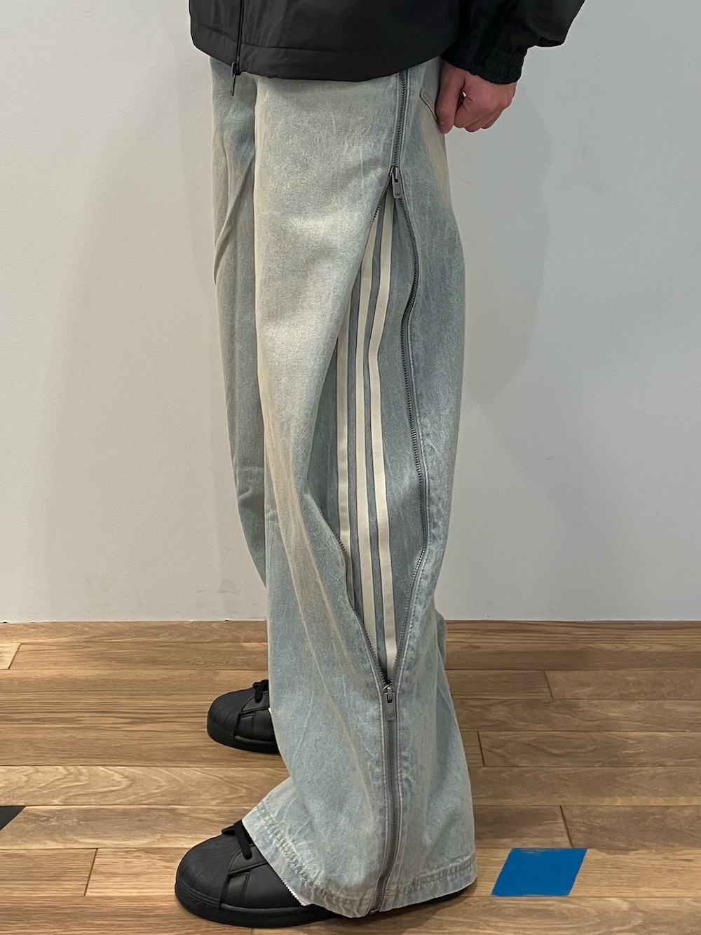 「スニーカー、デニム、adidas、アディダス、adidas originals、アディダスオリジナルス、スーパースター、トラックトップ、adilenium」｜「adidasのWOVEN TT ZIP / アディダスオリジナルス adidas Originals（ナイロンジャケット、ブラック系）」を使った、KSさん（メンズ・172cm）の冬コーディネートの3枚目の写真