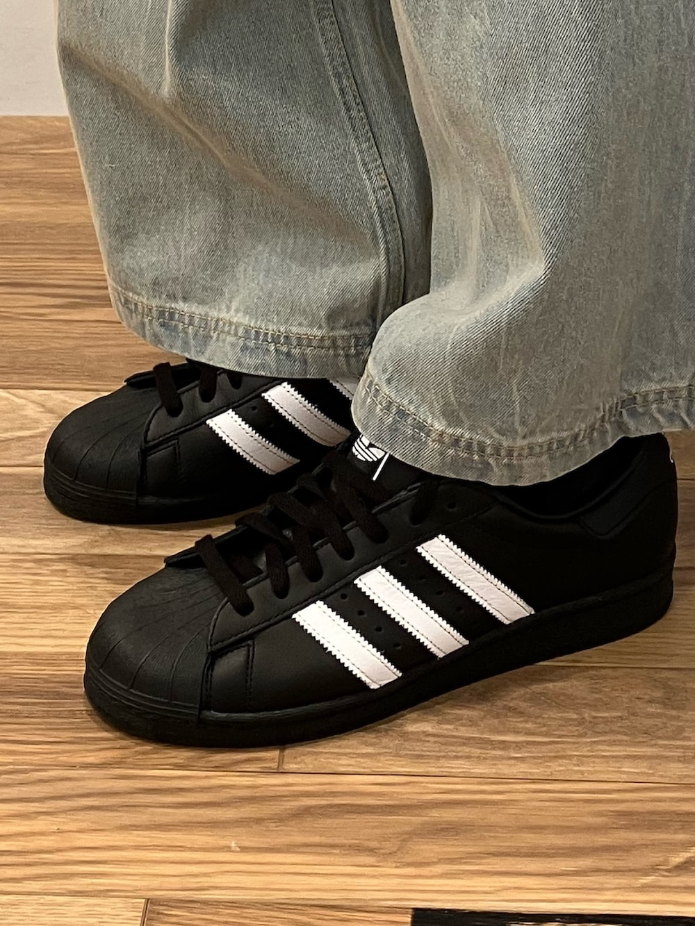 「スニーカー、デニム、adidas、アディダス、adidas originals、アディダスオリジナルス、スーパースター、トラックトップ、adilenium」｜「adidasのWOVEN TT ZIP / アディダスオリジナルス adidas Originals（ナイロンジャケット、ブラック系）」を使った、KSさん（メンズ・172cm）の冬コーディネートの4枚目の写真