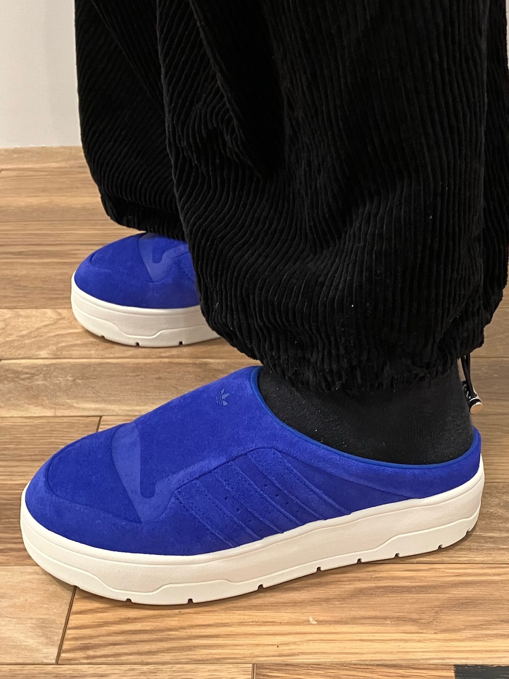 「スニーカー、adidas、ジャージ、アディダス、adidas originals、トラックジャケット、アディダスオリジナルス、ベッケンバウアー、トラックトップ、ライバルリー」｜「adidasのライバルリー ロー / Rivalry Low（シューズ、ブルー系）」を使った、KSさん（メンズ・172cm）の秋コーディネートの3枚目の写真