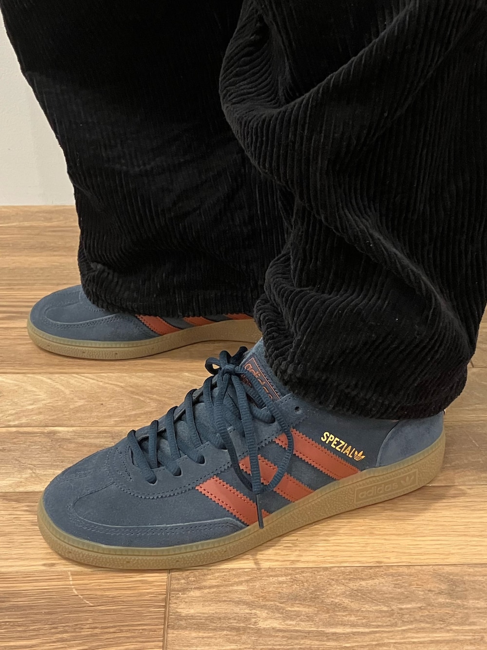 「スニーカー、アウター、adidas、ジャージ、アディダス、adidas originals、アディダスオリジナルス、トラックトップ、パデッドジャケット、ハンドボールスペツィアル」｜「adidasのジャケット NEW PAD JKT / アディダスオリジナルス adidas Originals（ダウンジャケット/コート、ブラック系）」を使った、KSさん（メンズ・172cm）の冬コーディネートの4枚目の写真