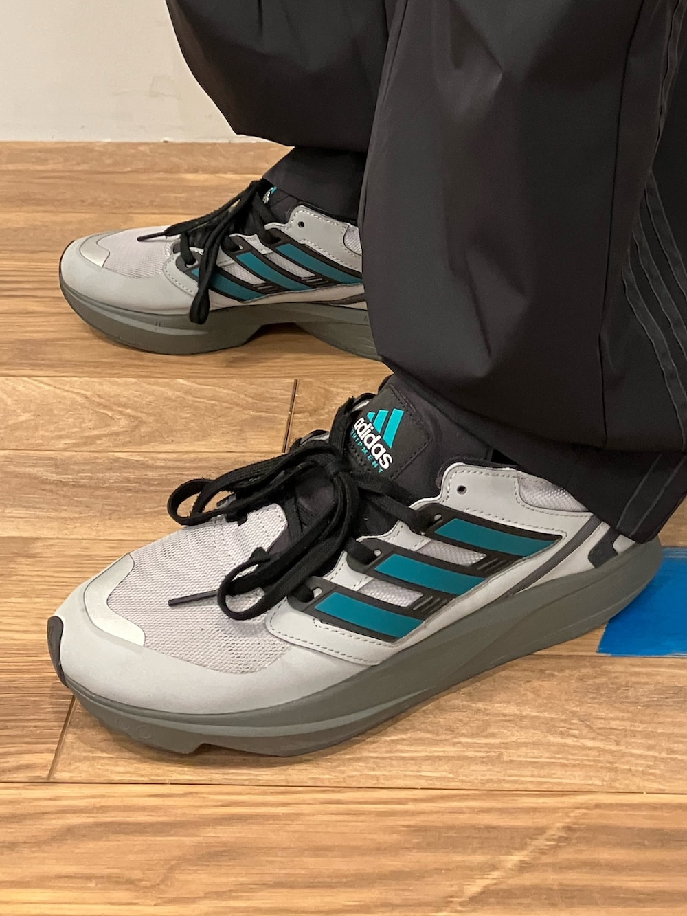 「スウェット、パーカー、adidas、カーゴパンツ、アディダス、adidas originals、アディダスオリジナルス、フーディー、EQT」｜「adidasのカーゴパンツ（カーゴパンツ、ブラック系）」を使った、KSさん（メンズ・172cm）の冬コーディネートの4枚目の写真