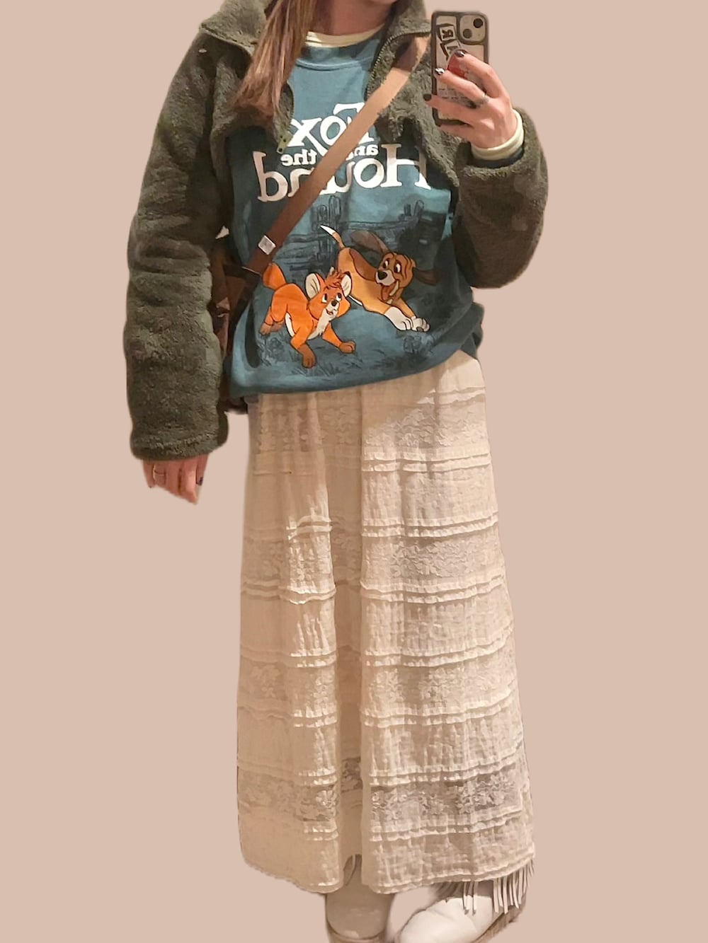 グリーン系のカーディガン/ボレロ、グリーン系のスウェット、ブラウン系のボディバッグ/ウエストポーチを着用したレディースの冬コーディネートの2枚目の写真