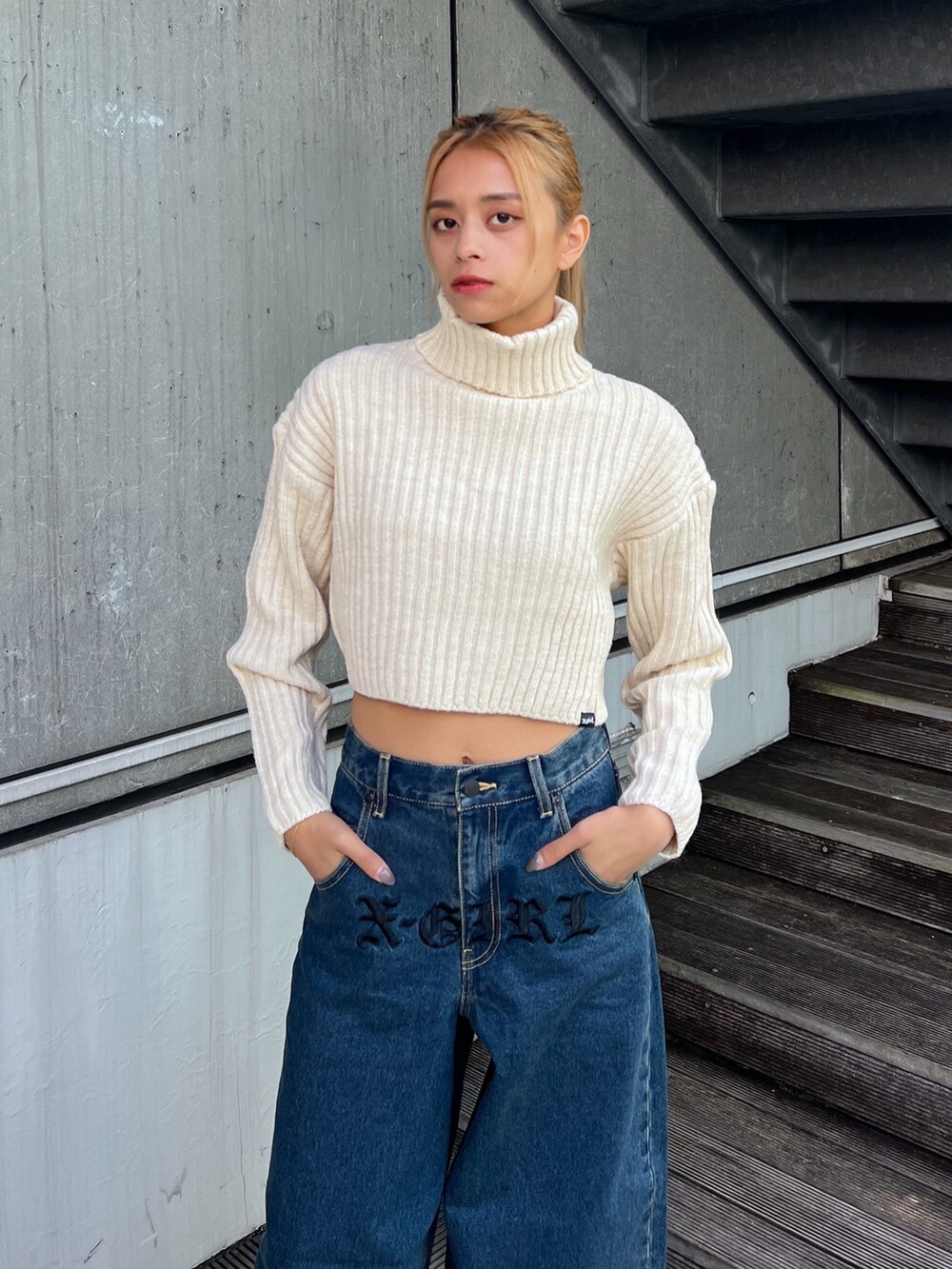 「x-girl、x-girl_ootd、エックスガール、ファッションを楽しもう、MA-1、バギーパンツ、デニムパンツ、ハイネック、ニット、秋冬コーデ、淡色コーデ、ストリート、ビッグシルエット、お出かけコーデ、ぱめコーデ」｜「X-girlのTURTLENECK RIB KNIT TOP（ニット/セーター、ホワイト系）」を使った、Pamelaさん（レディース・161cm）の秋コーディネートの3枚目の写真
