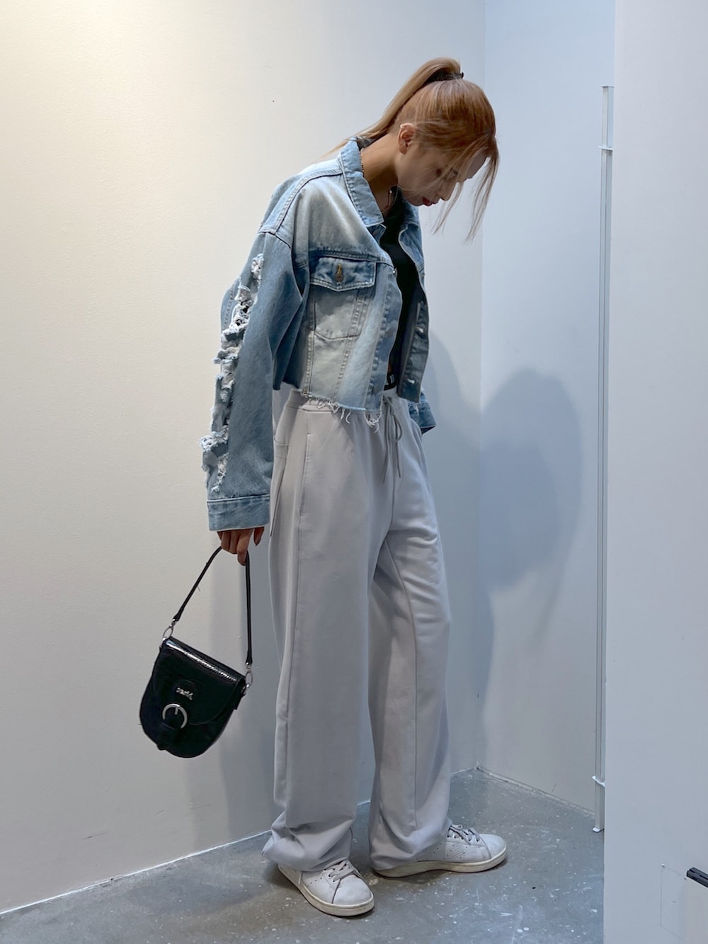 「x-girl、x-girl_ootd、エックスガール、デニムジャケット、スウェットパンツ、ぱめコーデ」｜「X-girlのLOGO WAIST PANTS（スウェットパンツ、グレー系）」を使った、Pamelaさん（レディース・161cm）の秋コーディネートの2枚目の写真
