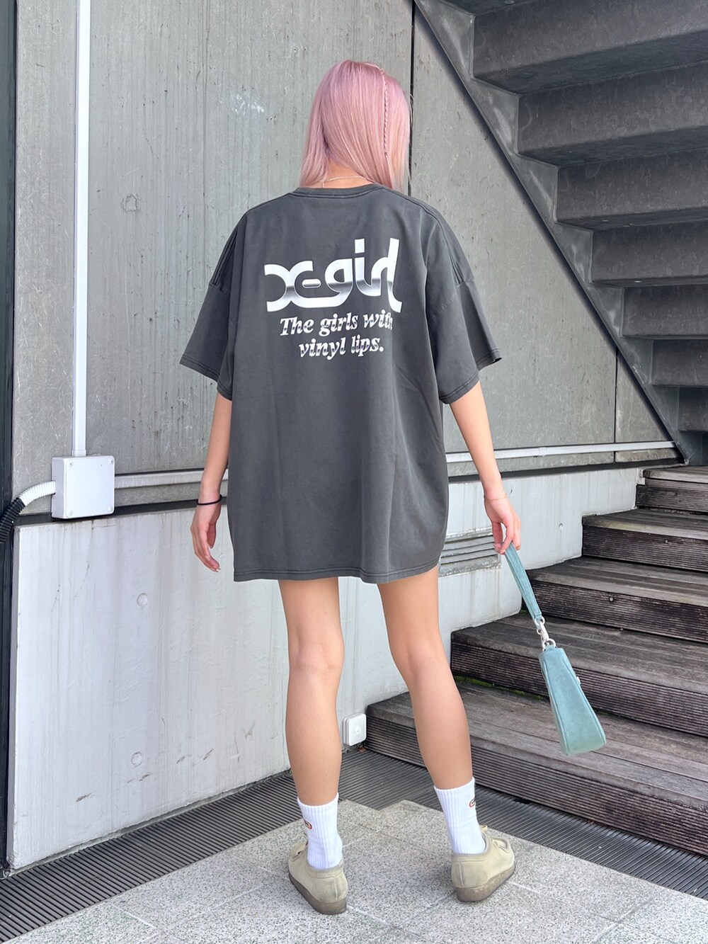 「x-girl、エックスガール、x-girl_ootd、ぱめコーデ、春夏コーデ、ドレス、TEEドレス」｜「X-girlのGRADATION MILLS LOGO S/S BIG TEE DRESS（ワンピース、ブラック系）」を使った、Pamelaさん（レディース・161cm）の春コーディネートの2枚目の写真