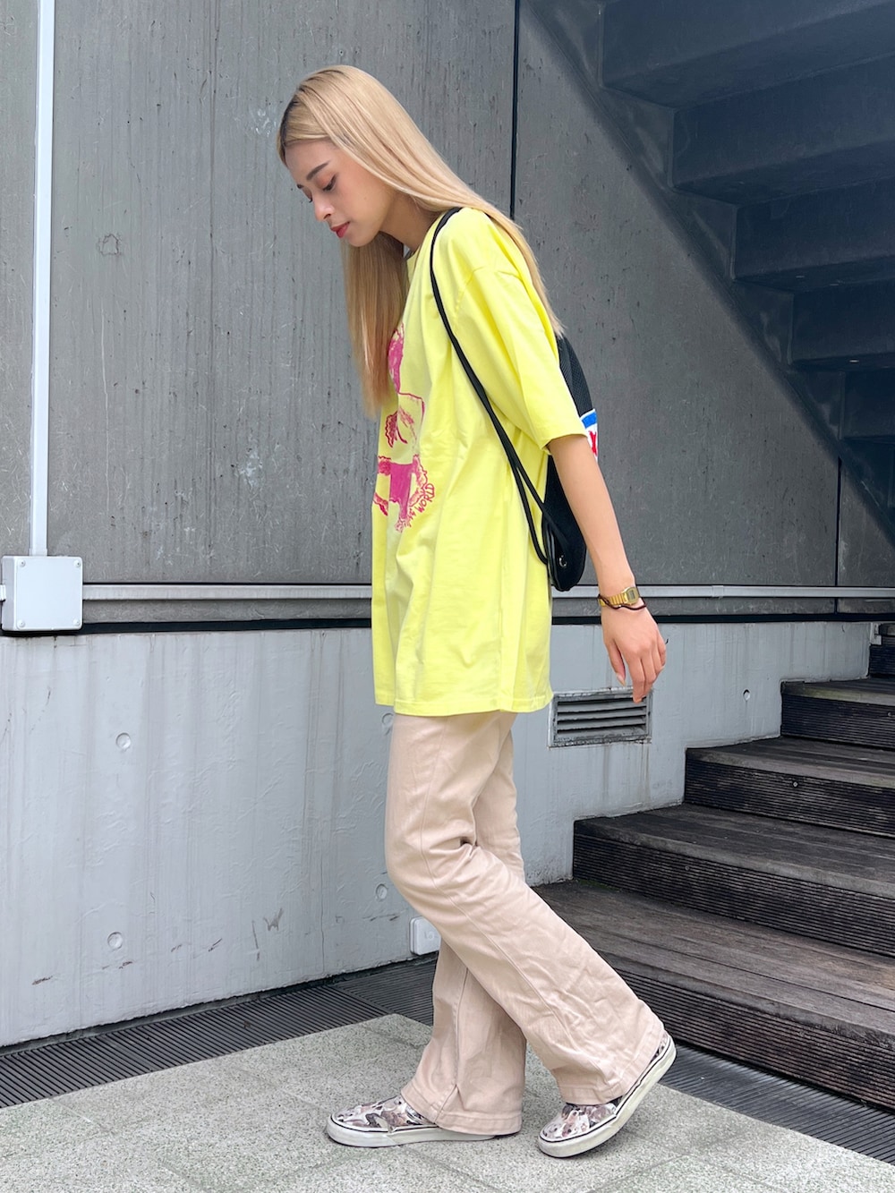 「カジュアルコーデ、大人カジュアル、夏コーデ、X-girl、x-girl_ootd、ぱめコーデ、くまTEE、yellow、フレアパンツ、ストリート、原宿、ビッグシルエット、夏服コーデ、ラフコーデ、ベージュパンツ」｜「X-girlのSTUFFED BEAR S/S TEE（Tシャツ/カットソー、イエロー系）」を使った、Pamelaさん（レディース・161cm）の夏コーディネートの2枚目の写真