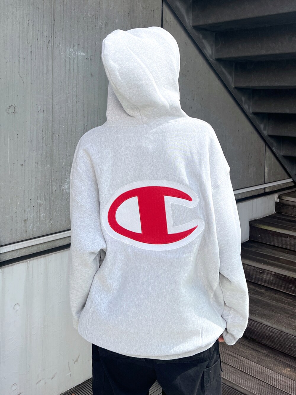 「エックスガール、x-girl、x-girl_ootd、ストリート、Champion、チャンピオン パーカー、コラボ、チャンピオンコラボ、ぱめコーデ、重ね着ベストシーズン、秋服、秋冬、AW、おでかけコーデ、カジュアルコーデ」｜「X-girlのX-girl × Champion REVERSE WEAVE R ZIP UP HOODIE（パーカー、グレー系）」を使った、Pamelaさん（レディース・161cm）の秋コーディネートの5枚目の写真