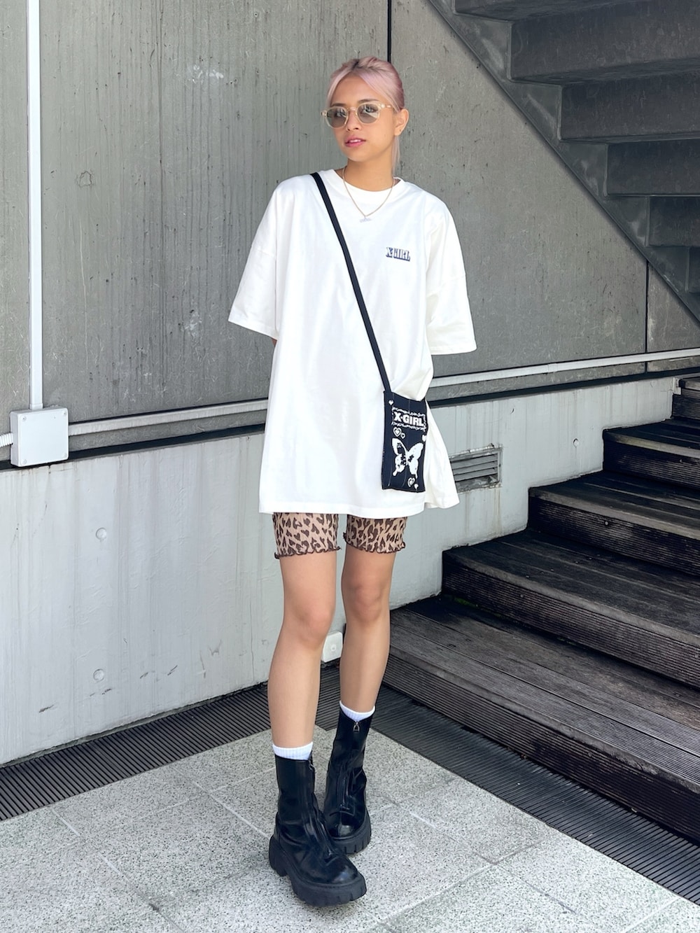 「x-girl、x-girl_ootd、エックスガール、ビッグシルエット、ドレス、バイカーパンツ、春夏コーデ、春夏、ぱめコーデ」｜「X-girlのCIRCLE BACKGROUND FACE LOGO S/S BIG TEE DRESS（ワンピース、ホワイト系）」を使った、Pamelaさん（レディース・161cm）の春コーディネートの2枚目の写真