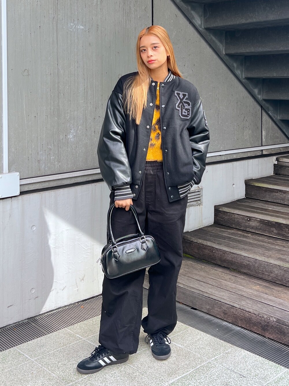 「x-girl、エックスガール、x-girl_ootd、スタジャン、にっと、レオパード柄、ぱめコーデ、イージーパンツ」｜「X-girlのCOLLEGE LOGO STADIUM JUMPER（スタジャン、ブラック系）」を使った、Pamelaさん（レディース・161cm）の秋コーディネートの2枚目の写真