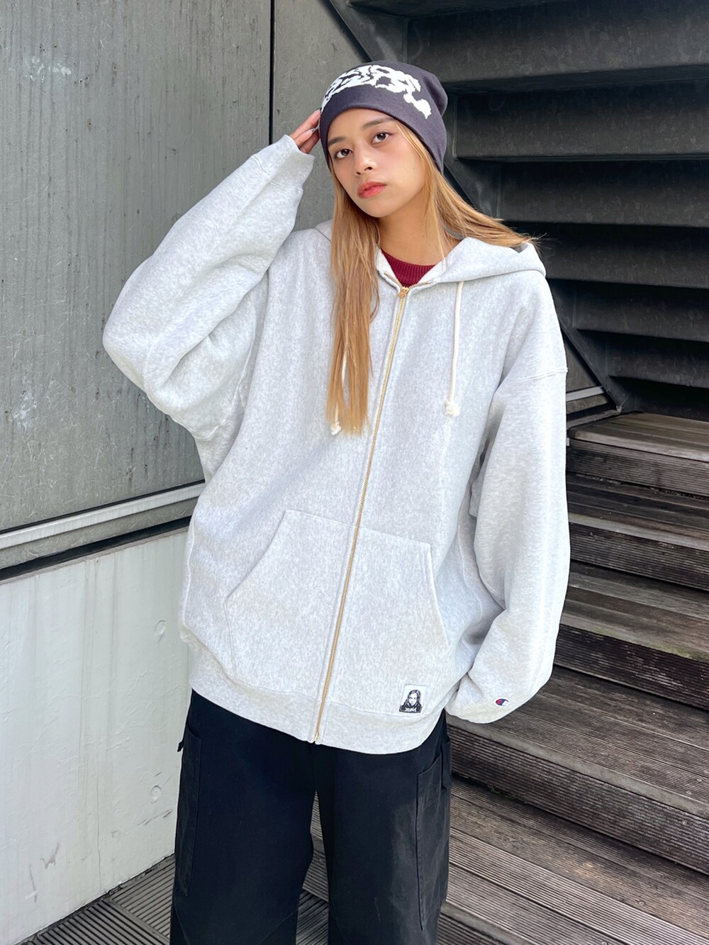 「エックスガール、x-girl、x-girl_ootd、ストリート、Champion、チャンピオン パーカー、コラボ、チャンピオンコラボ、ぱめコーデ、重ね着ベストシーズン、秋服、秋冬、AW、おでかけコーデ、カジュアルコーデ」｜「X-girlのX-girl × Champion REVERSE WEAVE R ZIP UP HOODIE（パーカー、グレー系）」を使った、Pamelaさん（レディース・161cm）の秋コーディネートの4枚目の写真