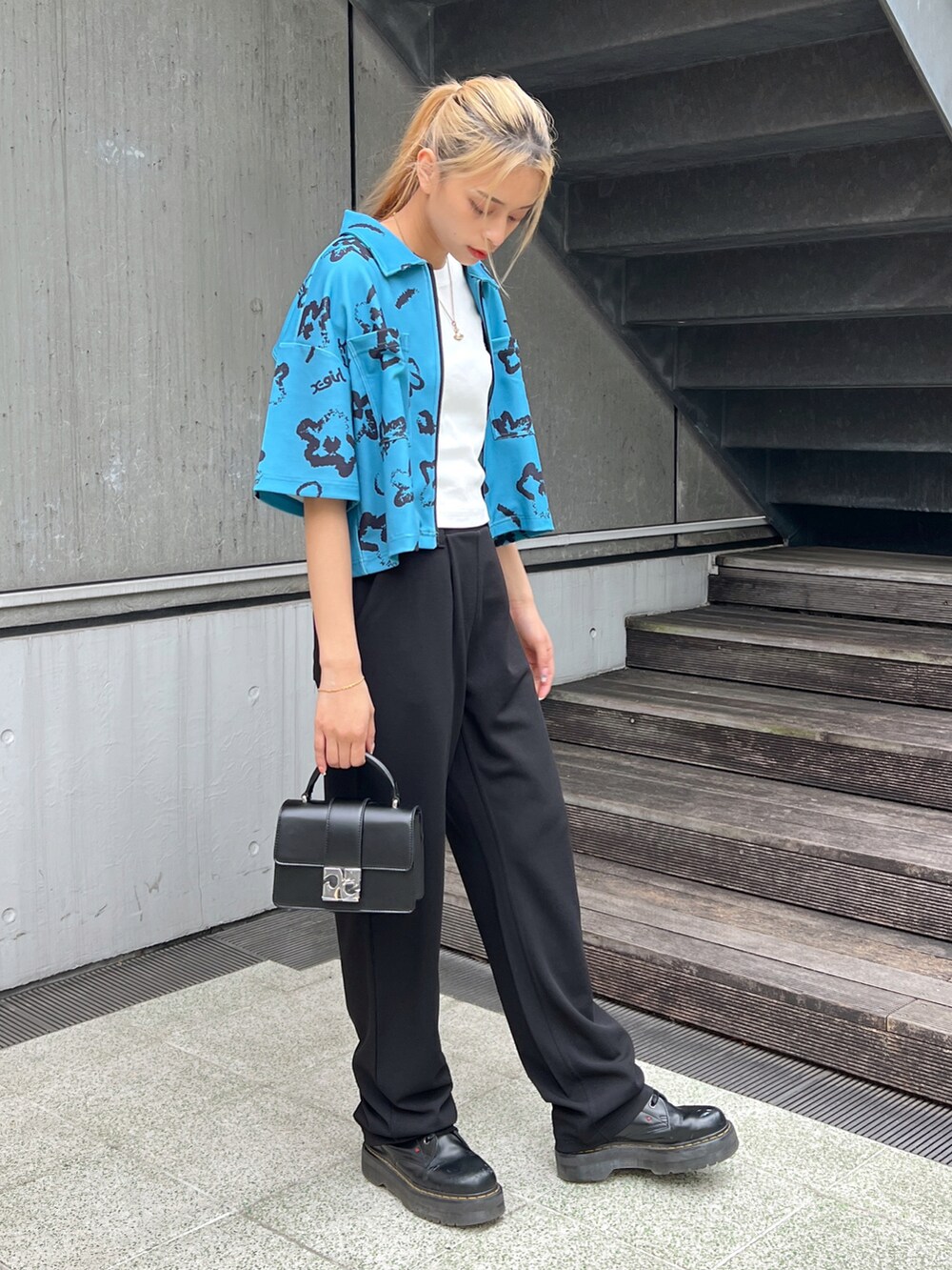 「大人コーデ、春服、X-girl、エックスガール、ぱめコーデ、オトナカジュアル、ブルー、blue、半袖、春夏、ootd」｜「X-girlのHANDWRITTEN FLOWER JERSEY SHIRT（シャツ/ブラウス、ブルー系）」を使った、Pamelaさん（レディース・161cm）の春コーディネートの2枚目の写真