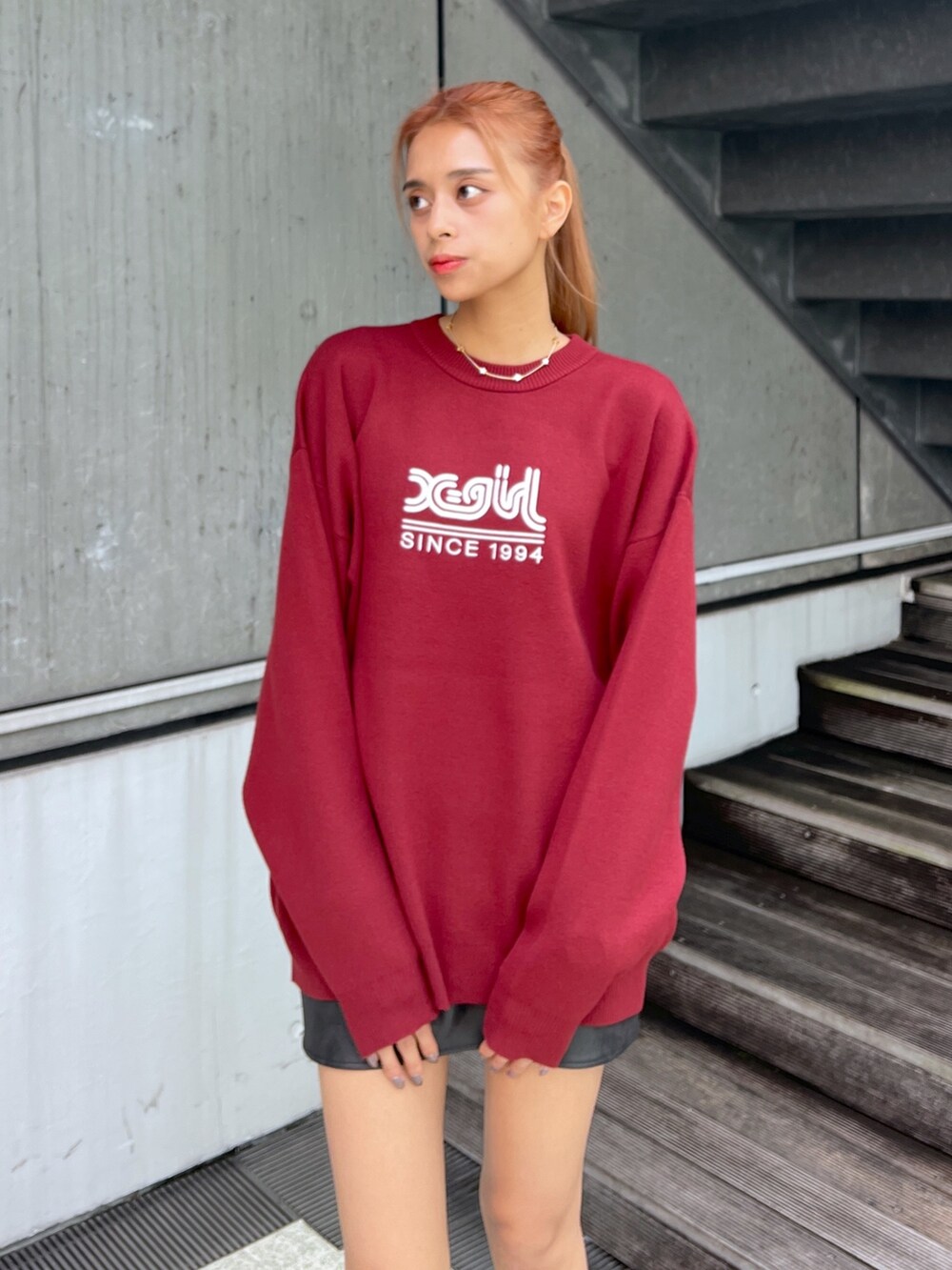 「x-girl、x-girl_ootd、ぱめコーデ、ダウンベスト、ニット、スカート、レザースカート」｜「X-girlのPADDED VEST（ダウンベスト、グレー系）」を使った、Pamelaさん（レディース・161cm）の秋コーディネートの4枚目の写真