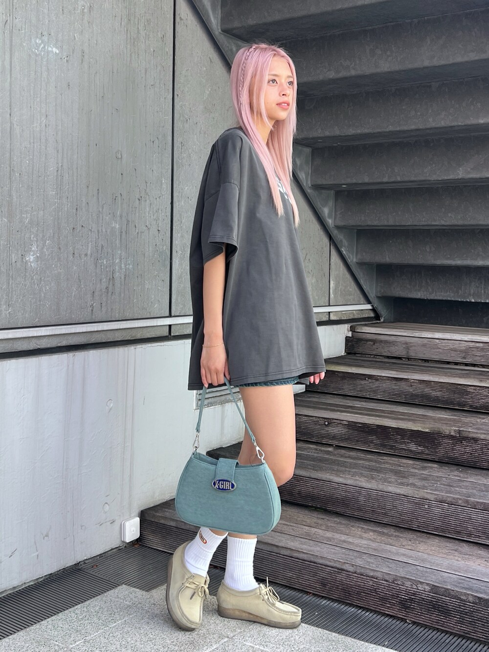 「x-girl、エックスガール、x-girl_ootd、ぱめコーデ、春夏コーデ、ドレス、TEEドレス」｜「X-girlのGRADATION MILLS LOGO S/S BIG TEE DRESS（ワンピース、ブラック系）」を使った、Pamelaさん（レディース・161cm）の春コーディネートの3枚目の写真