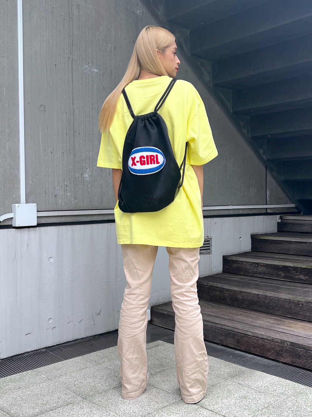 「カジュアルコーデ、大人カジュアル、夏コーデ、X-girl、x-girl_ootd、ぱめコーデ、くまTEE、yellow、フレアパンツ、ストリート、原宿、ビッグシルエット、夏服コーデ、ラフコーデ、ベージュパンツ」｜「X-girlのSTUFFED BEAR S/S TEE（Tシャツ/カットソー、イエロー系）」を使った、Pamelaさん（レディース・161cm）の夏コーディネートの3枚目の写真