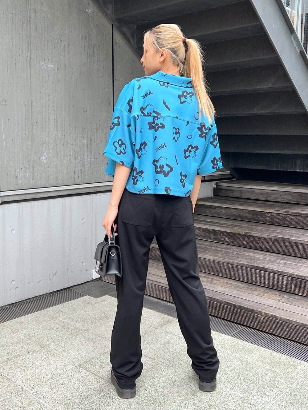 「大人コーデ、春服、X-girl、エックスガール、ぱめコーデ、オトナカジュアル、ブルー、blue、半袖、春夏、ootd」｜「X-girlのHANDWRITTEN FLOWER JERSEY SHIRT（シャツ/ブラウス、ブルー系）」を使った、Pamelaさん（レディース・161cm）の春コーディネートの3枚目の写真