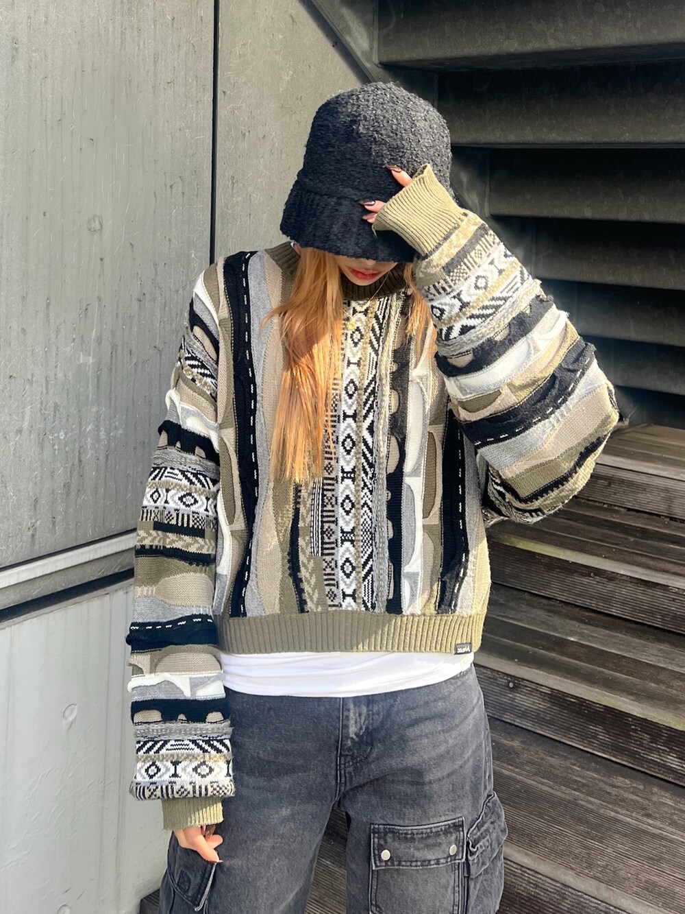 「ファッションを楽しもう、秋冬コーデ、モンスターパーカー、x-girl、x-girl_ootd、デニムパンツ、ニット、大人カジュアル、ぱめコーデ、冬アウター、アウター」｜「X-girlのMONSTER PARKA（マウンテンパーカー、グレー系）」を使った、Pamelaさん（レディース・161cm）の秋コーディネートの2枚目の写真
