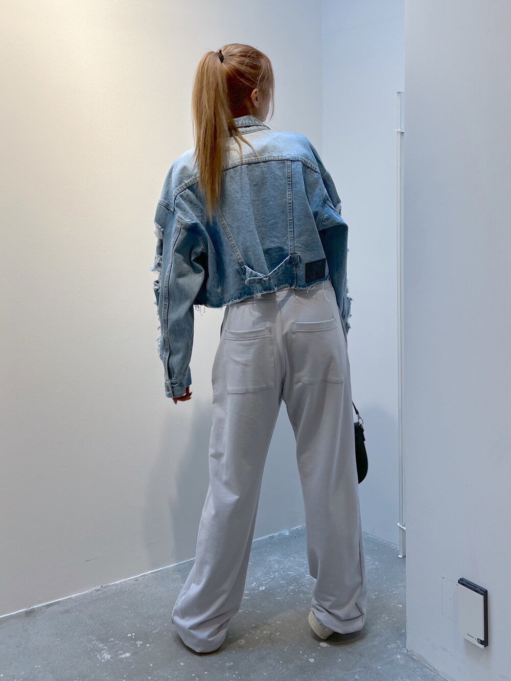「x-girl、x-girl_ootd、エックスガール、デニムジャケット、スウェットパンツ、ぱめコーデ」｜「X-girlのLOGO WAIST PANTS（スウェットパンツ、グレー系）」を使った、Pamelaさん（レディース・161cm）の秋コーディネートの3枚目の写真