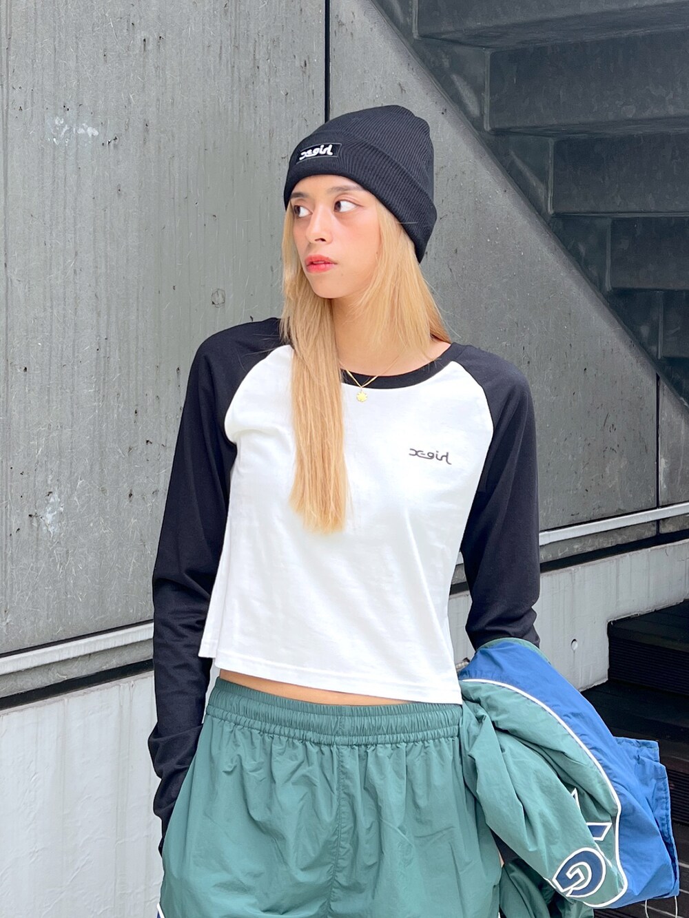 「秋のコーデ、オトナカワイイ、セットアップ、x-girl、x-girl_ootd、ぱめコーデ、シャカシャカ、23AW秋の新作、休日スタイル」｜「X-girlのCONTRAST PIPNG JACKET（ナイロンジャケット、グリーン系）」を使った、Pamelaさん（レディース・161cm）の秋コーディネートの3枚目の写真