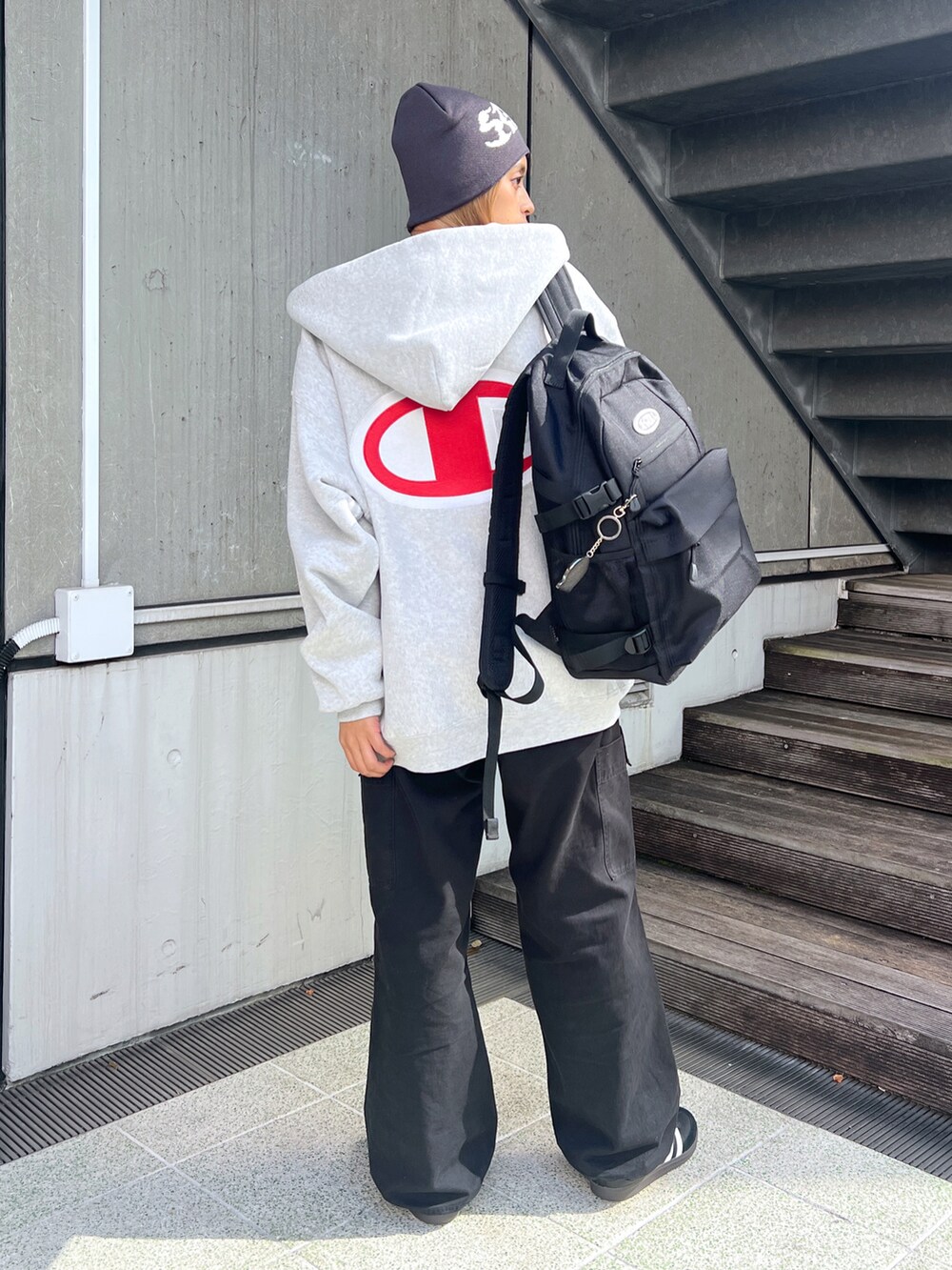 「エックスガール、x-girl、x-girl_ootd、ストリート、Champion、チャンピオン パーカー、コラボ、チャンピオンコラボ、ぱめコーデ、重ね着ベストシーズン、秋服、秋冬、AW、おでかけコーデ、カジュアルコーデ」｜「X-girlのX-girl × Champion REVERSE WEAVE R ZIP UP HOODIE（パーカー、グレー系）」を使った、Pamelaさん（レディース・161cm）の秋コーディネートの3枚目の写真