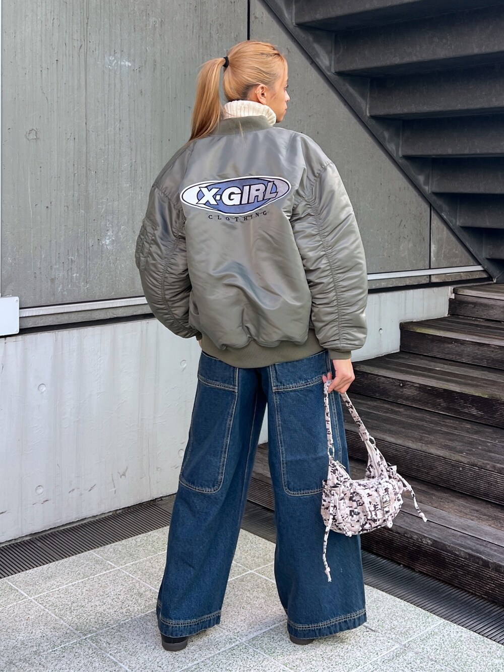 「x-girl、x-girl_ootd、エックスガール、ファッションを楽しもう、MA-1、バギーパンツ、デニムパンツ、ハイネック、ニット、秋冬コーデ、淡色コーデ、ストリート、ビッグシルエット、お出かけコーデ、ぱめコーデ」｜「X-girlのTURTLENECK RIB KNIT TOP（ニット/セーター、ホワイト系）」を使った、Pamelaさん（レディース・161cm）の秋コーディネートの2枚目の写真