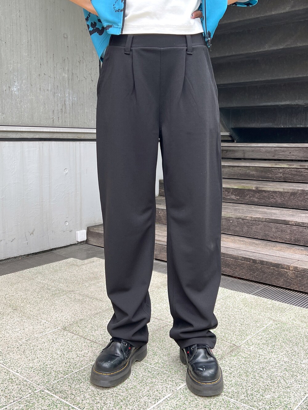 「大人コーデ、春服、X-girl、エックスガール、ぱめコーデ、オトナカジュアル、ブルー、blue、半袖、春夏、ootd」｜「X-girlのHANDWRITTEN FLOWER JERSEY SHIRT（シャツ/ブラウス、ブルー系）」を使った、Pamelaさん（レディース・161cm）の春コーディネートの4枚目の写真