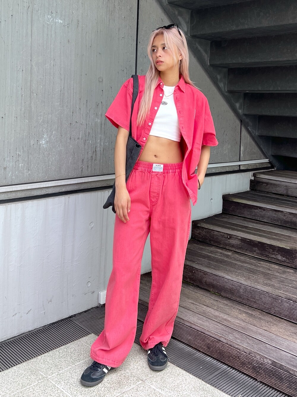 レッド系のシャツ/ブラウス、レッド系のその他パンツ、ホワイト系のタンクトップを着用したレディースの春コーディネートの2枚目の写真