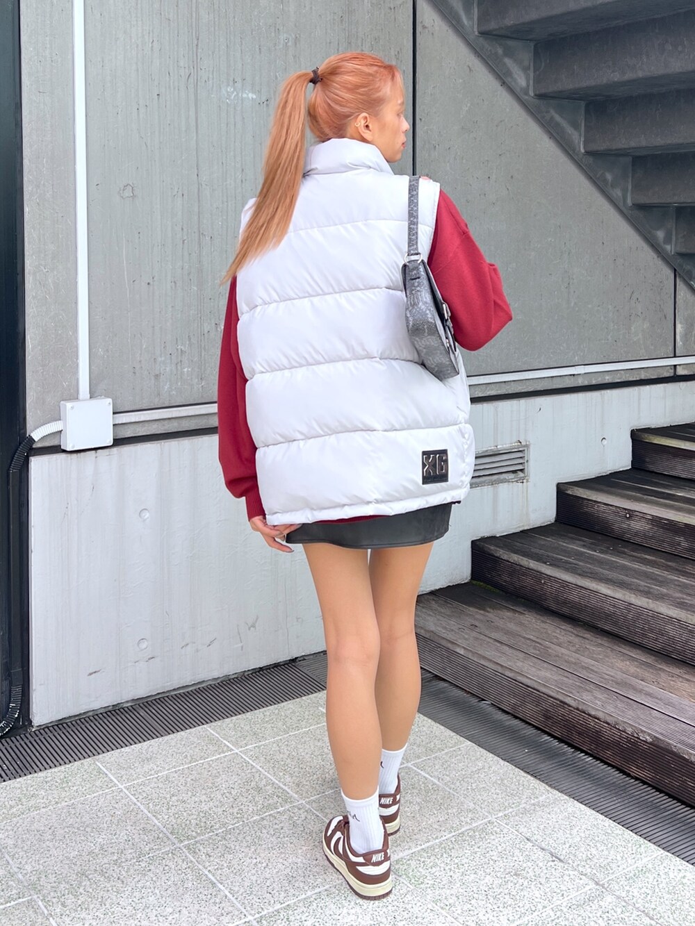 「x-girl、x-girl_ootd、ぱめコーデ、ダウンベスト、ニット、スカート、レザースカート」｜「X-girlのPADDED VEST（ダウンベスト、グレー系）」を使った、Pamelaさん（レディース・161cm）の秋コーディネートの3枚目の写真