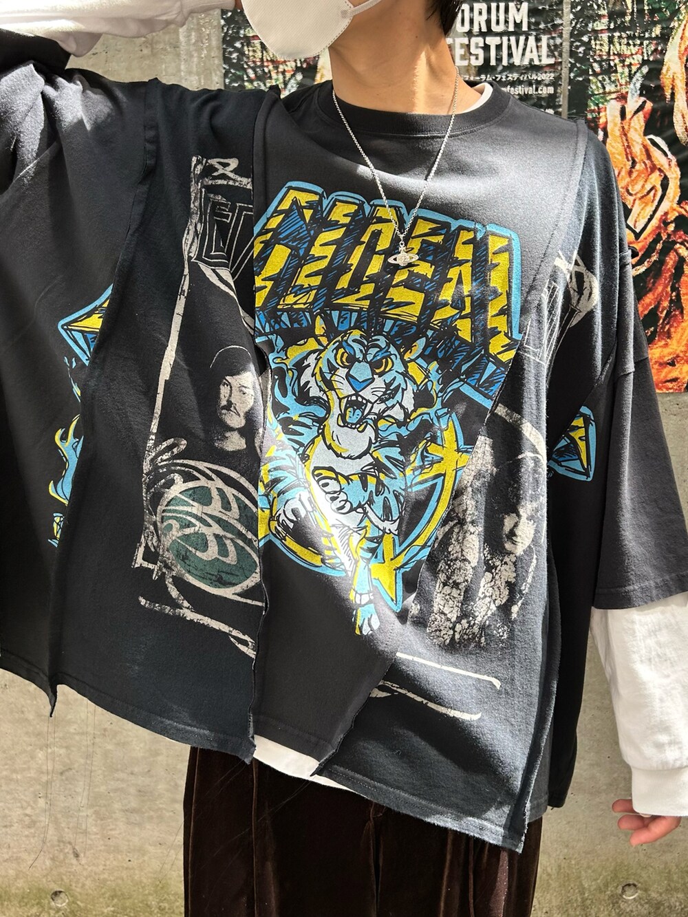 ブラック系のTシャツ/カットソー、ブラウン系のその他パンツ、ホワイト系のスニーカーを着用したメンズの春コーディネートの3枚目の写真