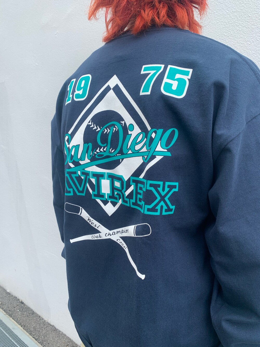 ブルー系のTシャツ/カットソー、その他のスウェットパンツを着用したメンズの春コーディネートの3枚目の写真