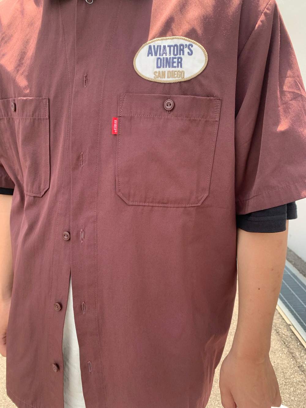 ブラウン系のシャツ/ブラウスを着用したメンズの夏コーディネートの3枚目の写真