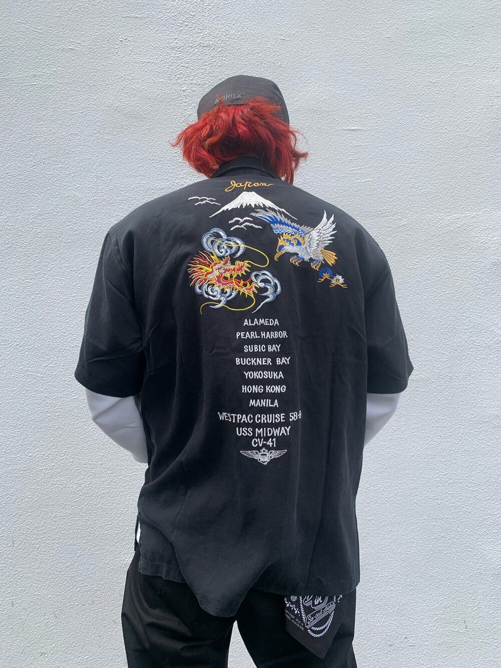 ブラック系のシャツ/ブラウス、ブラック系のチノパンツを着用したメンズの春コーディネートの3枚目の写真