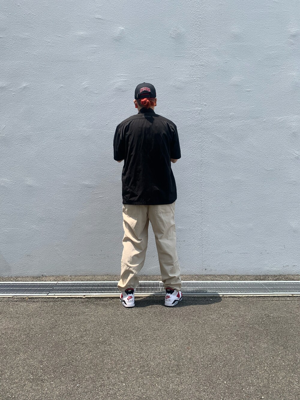 ブラック系のシャツ/ブラウス、ベージュ系のその他パンツを着用したメンズの夏コーディネートの2枚目の写真